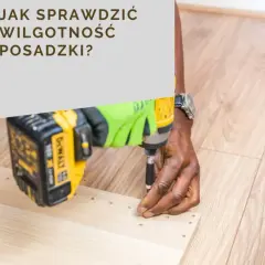 Mężczyzna w rękawicach montuje panele, sprawdzając jaka wilgotność posadzki pod panele jest kluczowa dla trwałości podłogi.