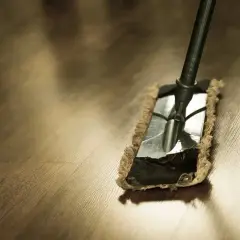 Mop czyszczący podłogę, pokazujący jak usunąć wosk z podłogi.