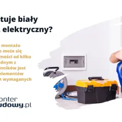 Elektryk w niebieskim kombinezonie pokazuje kciuki w górę obok skrzynki z narzędziami i rozdzielnicy. Dowiedz się, ile kosztuje biały montaż elektryczny.