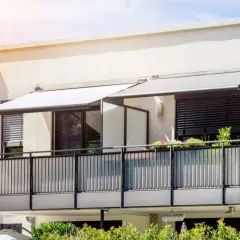 Nowoczesne markizy to świetny sposób, czym osłonić balkon przed słońcem i deszczem. Elegancko komponują się z architekturą budynku.