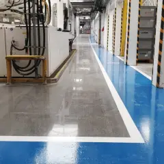Nowa, lśniąca posadzka betonowa w hali produkcyjnej. Dowiedz się, jak wyrównać posadzkę betonową, by uzyskać taki efekt.
