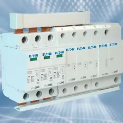 Urządzenie Eaton pokazuje, jak działa ogranicznik przepięć, chroniąc instalację przed nagłymi skokami napięcia.
