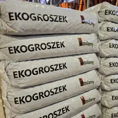 Stosy worków z ekogroszkiem. Warto sprawdzić, do kiedy można palić ekogroszkiem, by uniknąć problemów.