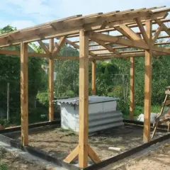 Drewniana altana ogrodowa 3x4 w trakcie budowy. W środku znajduje się biała konstrukcja z blachą falistą.