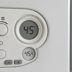 Panel sterowania pieca gazowego kondensacyjnego. Cyfrowy wyświetlacz pokazuje 45°C. Ustawienie temperatury na piecu gazowym kondensacyjnym.