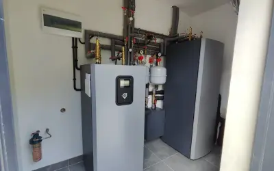 Sterownik nie załącza pompy CWU. Widoczny panel sterowania, zasobnik CWU i instalacja grzewcza.
