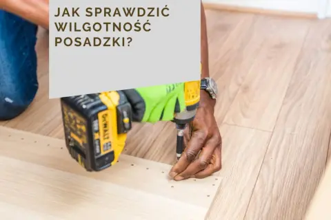 Mężczyzna w rękawicach montuje panele, sprawdzając jaka wilgotność posadzki pod panele jest kluczowa dla trwałości podłogi.