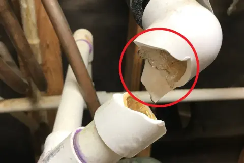 Uszkodzone rury PCV, które pękły przy niskiej temperaturze. Woda zamarzła, powodując rozsadzenie plastiku.
