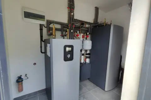 Sterownik nie załącza pompy CWU. Widoczny panel sterowania, zasobnik CWU i instalacja grzewcza.