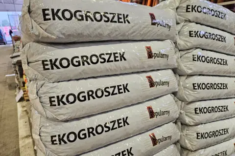 Stosy worków z ekogroszkiem. Warto sprawdzić, do kiedy można palić ekogroszkiem, by uniknąć problemów.