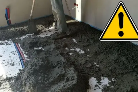 Prace przy wylewce podłogowej. Widać piasek i cement, przygotowanie do dylatacji posadzki.