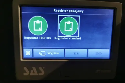 Ekran regulatora pokojowego. Brak transmisji z regulatorem pokojowym TECH RS. Wybierz regulator standard lub wyjście.