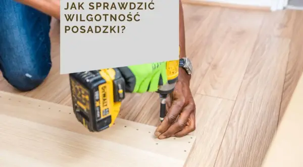 Mężczyzna w rękawicach montuje panele, sprawdzając jaka wilgotność posadzki pod panele jest kluczowa dla trwałości podłogi.