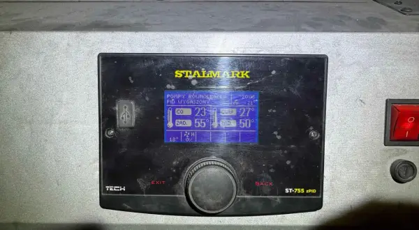 Panel sterowania kotła STALMARK ST-755 zPID. Widoczne ustawienia temperatury CO i zasilania, a także status pomp.