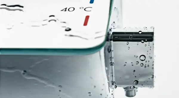 Termometr na baterii prysznicowej pokazuje 40°C. Woda spływa po chromowanym uchwycie, a Ty zastanawiasz się, z której strony ciepła woda.