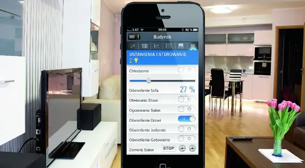 Sterowanie oświetleniem z telefonu. Aplikacja "Budynek" pozwala zarządzać światłem w salonie, kuchni i innych pomieszczeniach.