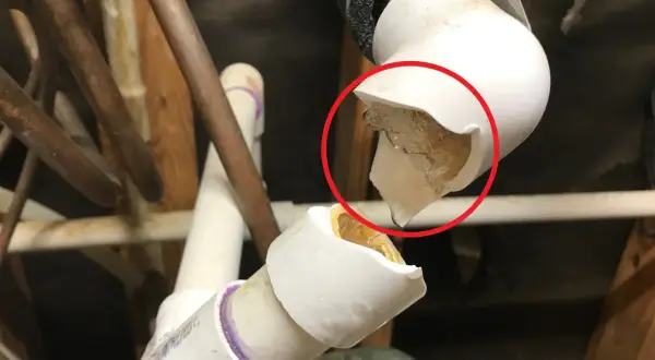 Uszkodzone rury PCV, które pękły przy niskiej temperaturze. Woda zamarzła, powodując rozsadzenie plastiku.