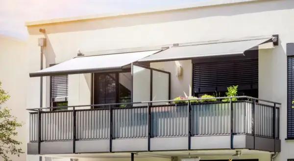 Nowoczesne markizy to świetny sposób, czym osłonić balkon przed słońcem i deszczem. Elegancko komponują się z architekturą budynku.