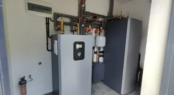 Sterownik nie załącza pompy CWU. Widoczny panel sterowania, zasobnik CWU i instalacja grzewcza.