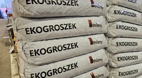 Stosy worków z ekogroszkiem. Warto sprawdzić, do kiedy można palić ekogroszkiem, by uniknąć problemów.