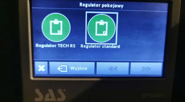 Ekran regulatora pokojowego. Brak transmisji z regulatorem pokojowym TECH RS. Wybierz regulator standard lub wyjście.