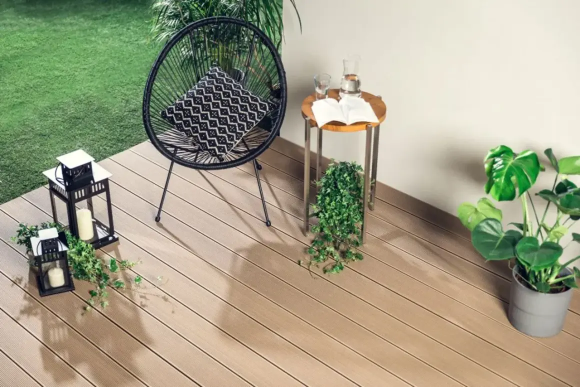 Nowoczesne deski kompozytowe to świetne rozwiązanie, co na balkon zamiast płytek. Wygodny fotel, stolik i latarenki tworzą przytulną atmosferę.