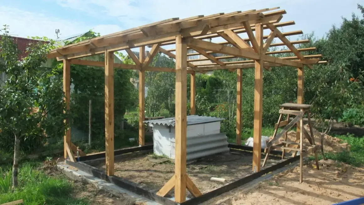 Drewniana altana ogrodowa 3x4 w trakcie budowy. W środku znajduje się biała konstrukcja z blachą falistą.