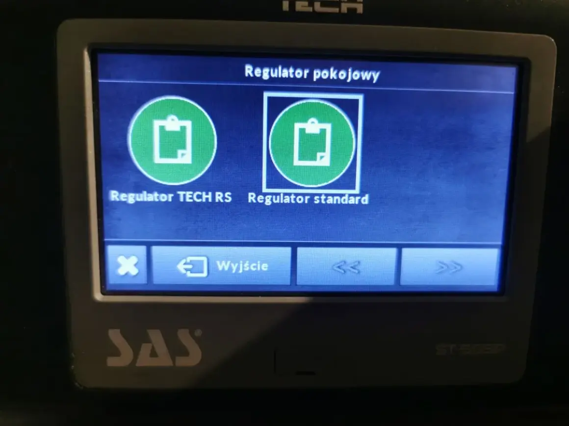 Ekran regulatora pokojowego. Brak transmisji z regulatorem pokojowym TECH RS. Wybierz regulator standard lub wyjście.