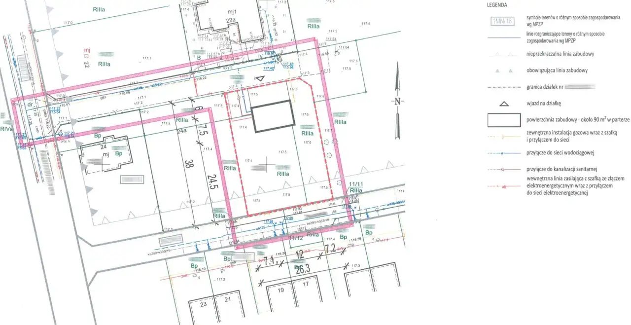 Plan zabudowy działki z zaznaczonymi budynkami, przyłączami medi&oacute;w (gaz, woda, kanalizacja, prąd) oraz granicami.