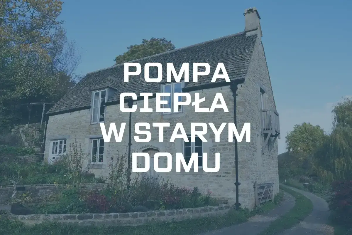 Kamienny, stary dom z ogrodem. Na fasadzie widoczny napis 