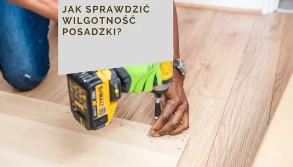 Mężczyzna w rękawicach montuje panele, sprawdzając jaka wilgotność posadzki pod panele jest kluczowa dla trwałości podłogi.