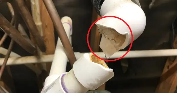 Uszkodzone rury PCV, które pękły przy niskiej temperaturze. Woda zamarzła, powodując rozsadzenie plastiku.