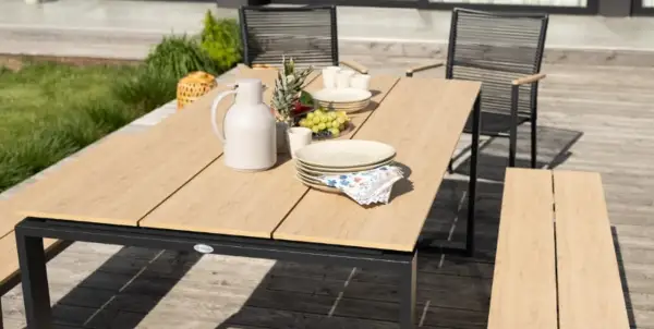 Drewniany blat stołu ogrodowego, idealny na letnie przyjęcia. Jak zrobić blat stołu ogrodowego? Inspiracja na taras.