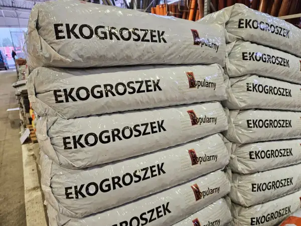 Stosy worków z ekogroszkiem. Warto sprawdzić, do kiedy można palić ekogroszkiem, by uniknąć problemów.